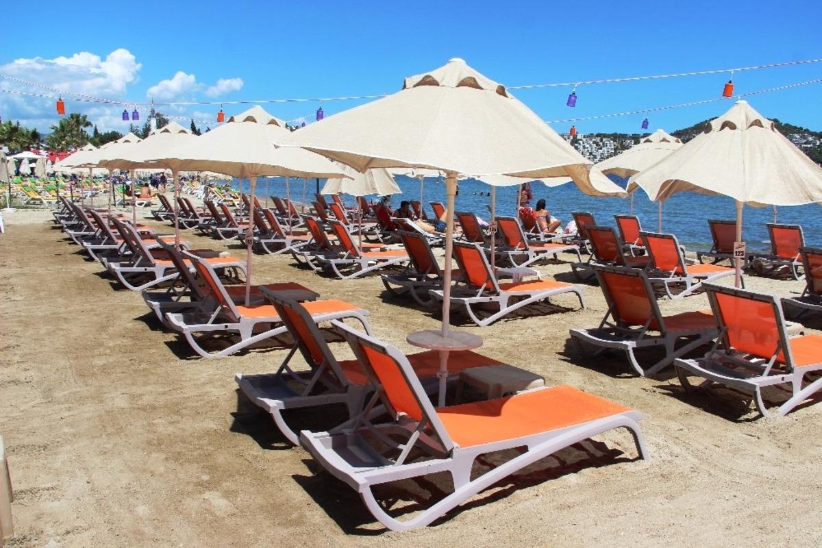  G&uuml;nl&uuml;k 1000 lira fiyat bi&ccedil;mişlerdi!Bodrum&rsquo;da sahiller boş kalınca, şezlong &uuml;cretleri kalktı