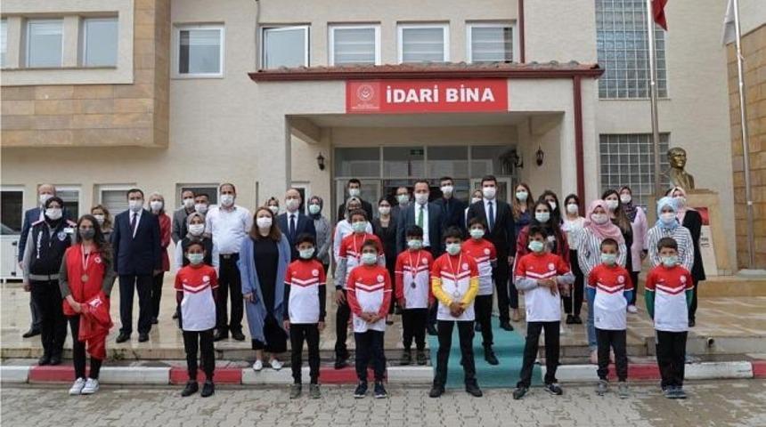 Bilecik Valisi Bilal Şent&uuml;rk, Boz&uuml;y&uuml;k&rsquo;te sevgi evlerini ziyaret etti