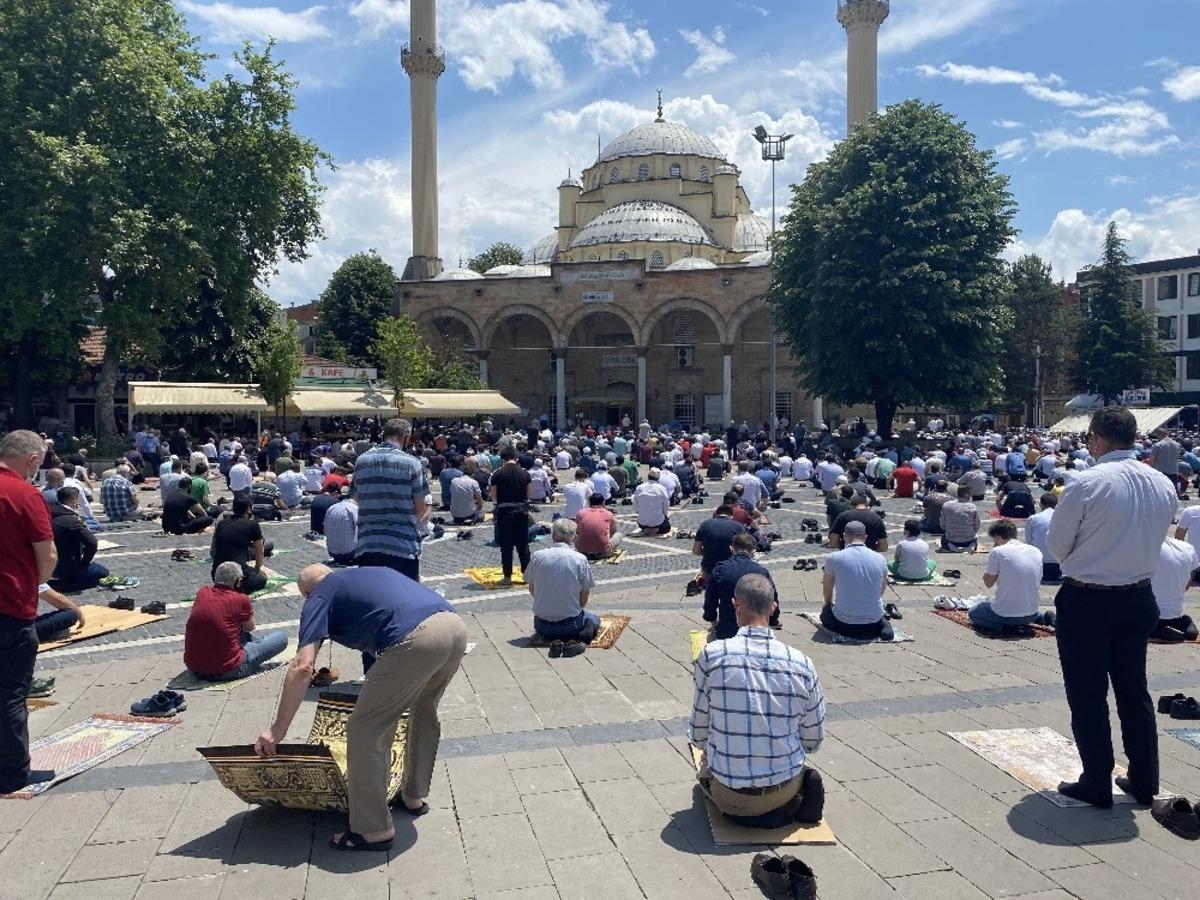 65 yaş &uuml;st&uuml; ve 20 yaş altı ilk kez Cuma namazına gitti