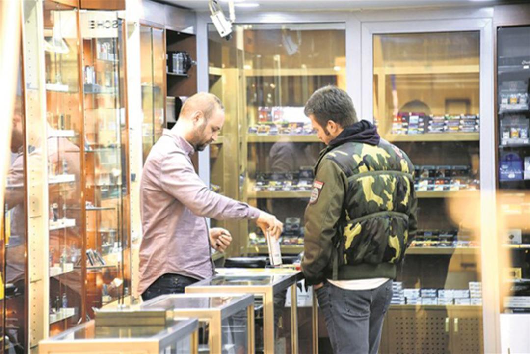 Kıvan&ccedil; Tatlıtuğ hayranına sırtını d&ouml;nd&uuml;