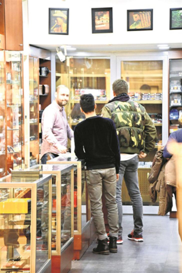 Kıvanç Tatlıtuğ hayranına sırtını döndü G2