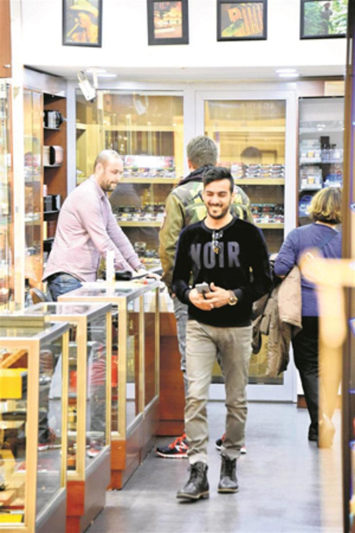 Kıvanç Tatlıtuğ hayranına sırtını döndü G3