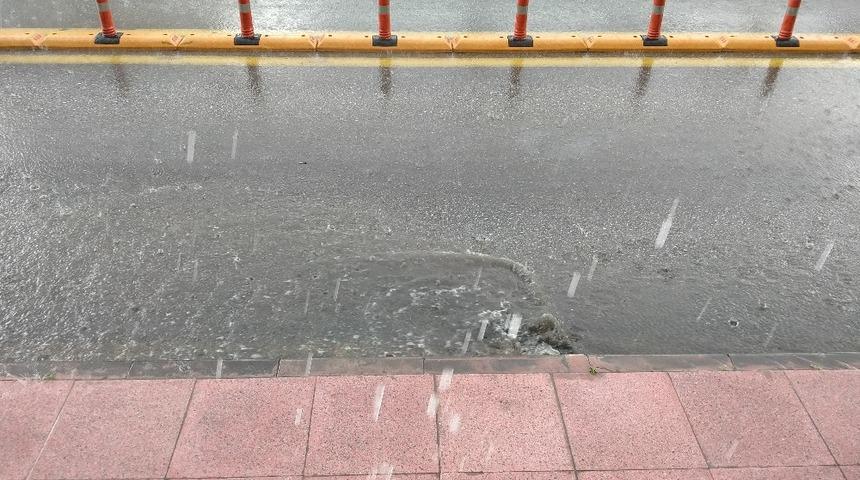 Efeler&rsquo;de kısa s&uuml;reli b&ouml;lgesel yağış etkili oldu