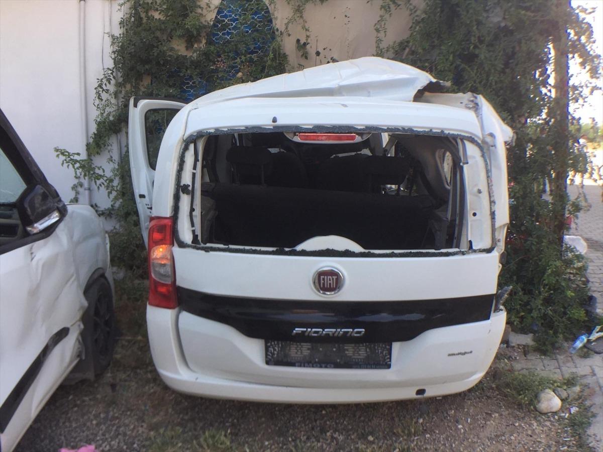 Adıyaman'da bir kişi kaza yapan aracın altında kalmaktan son anda kurtuldu