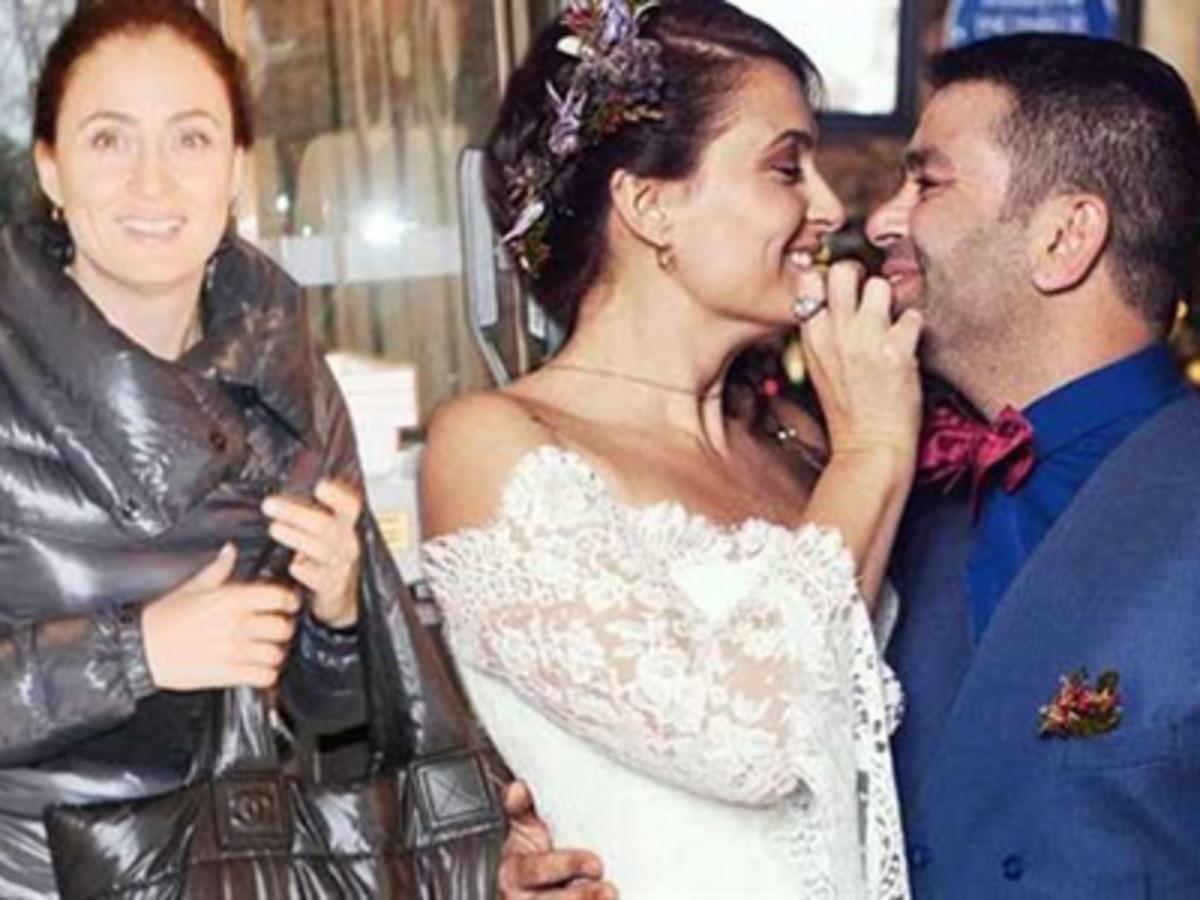 Ceyda D&uuml;venci ve B&uuml;lent Şakrak balayından d&ouml;nd&uuml;