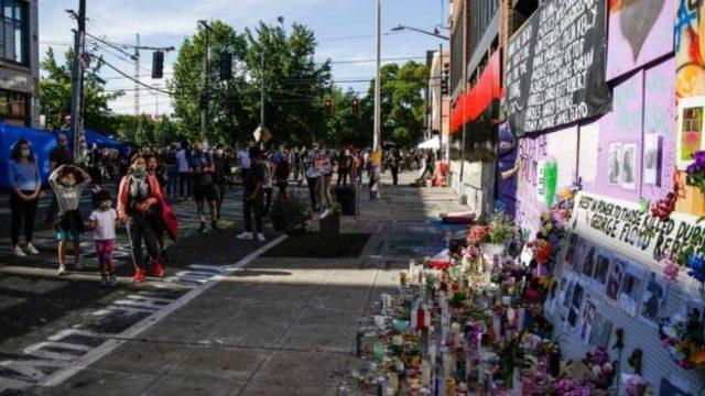 Mahallede George Floyd ve polis tarafından öldürülen diğerleri için bir anma köşesi oluşturuldu