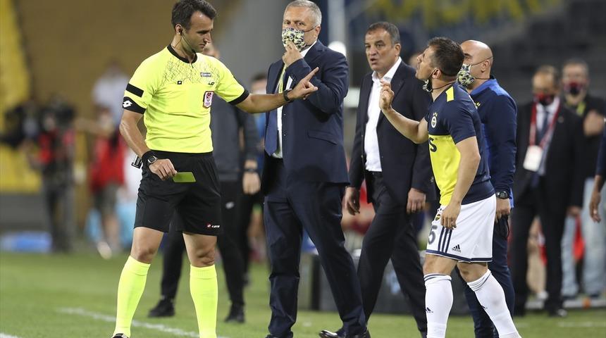 Emre Belözoğlu'ndan hakeme sert tepki
