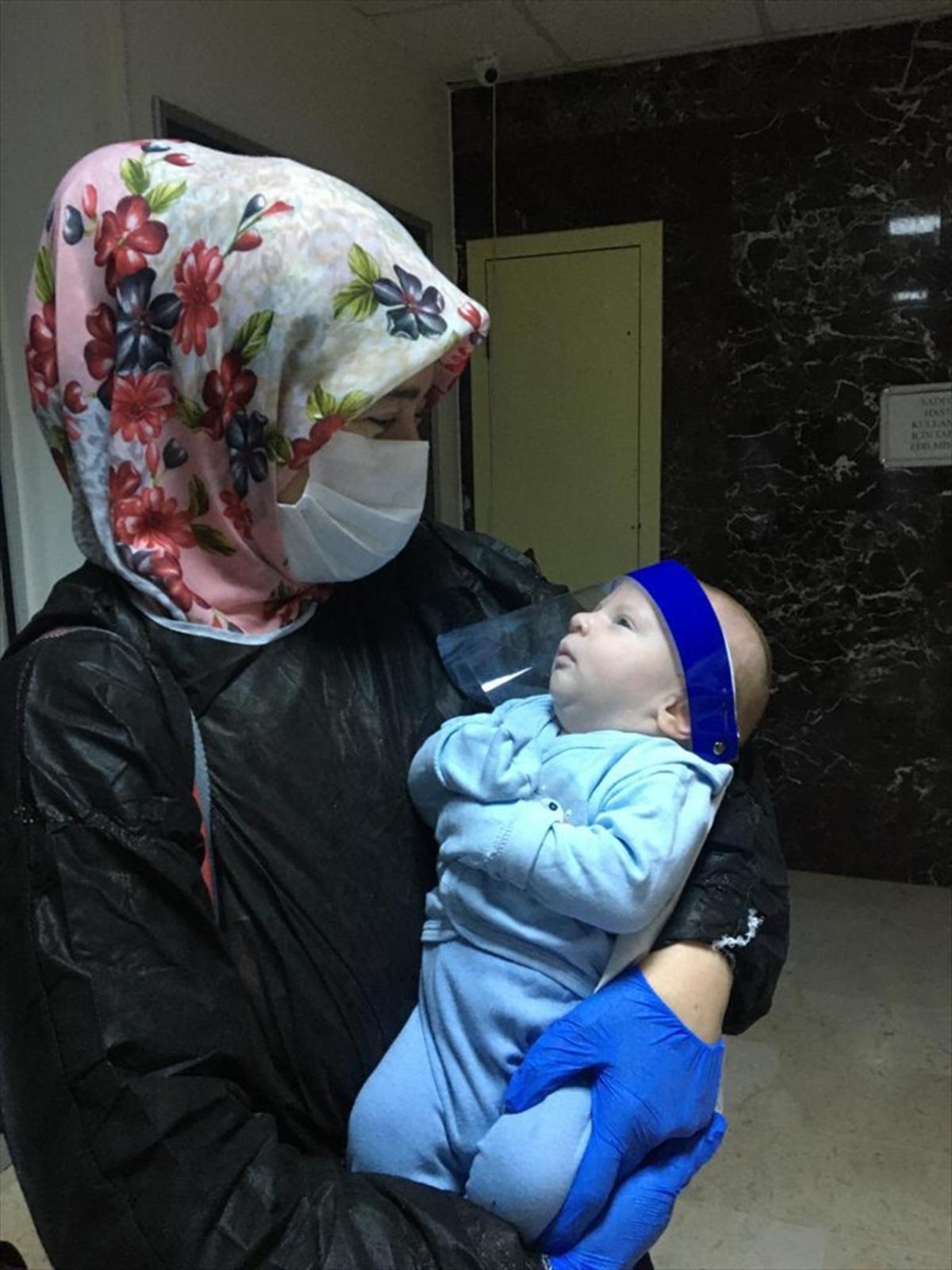 Kovid-19'u yenen 17 g&uuml;nl&uuml;k bebek ile anne ve babası alkışlarla taburcu edildi