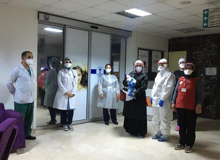 Kovid-19'u yenen 17 günlük bebek ile anne ve babası alkışlarla taburcu edildi G2