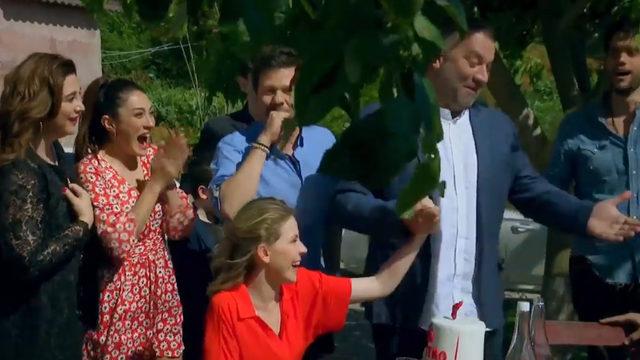 Arka Sokaklar sezon finalinde Selin ve Mesut'tan evlilik sürprizi! Arka Sokaklar 556. son bölüm final sahnesi izle!