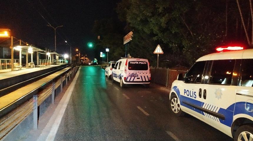 Yolda y&uuml;r&uuml;yen adama &ccedil;arptıktan sonra aracı bırakıp ka&ccedil;tılar