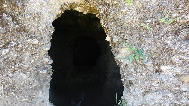 Defineciler asırlık mezarlara zarar verdi G2