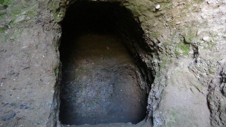 Defineciler asırlık mezarlara zarar verdi G3