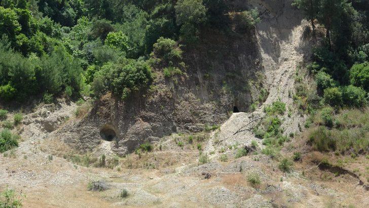 Defineciler asırlık mezarlara zarar verdi G4