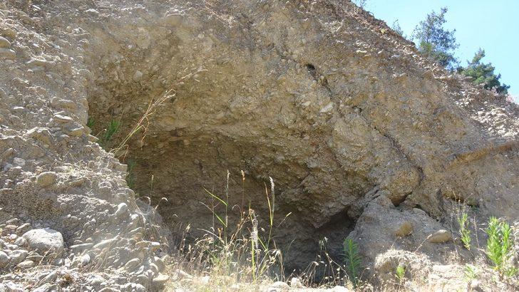 Defineciler asırlık mezarlara zarar verdi G5