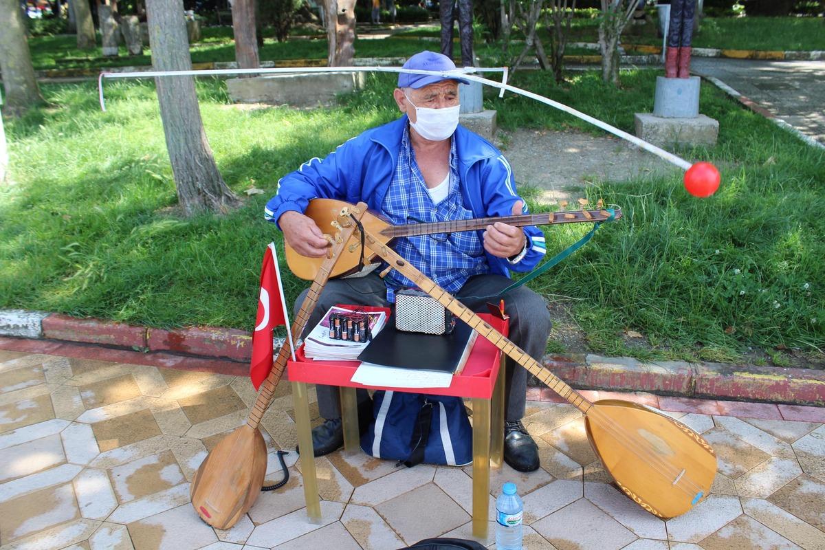Sosyal mesafe &ccedil;ubuğu takıp, t&uuml;rk&uuml; s&ouml;yl&uuml;yor