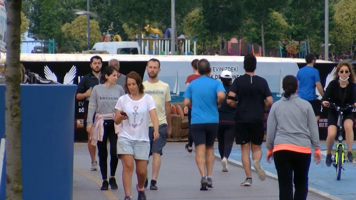 Caddebostan Sahili'nde dikkat &ccedil;eken kalabalık