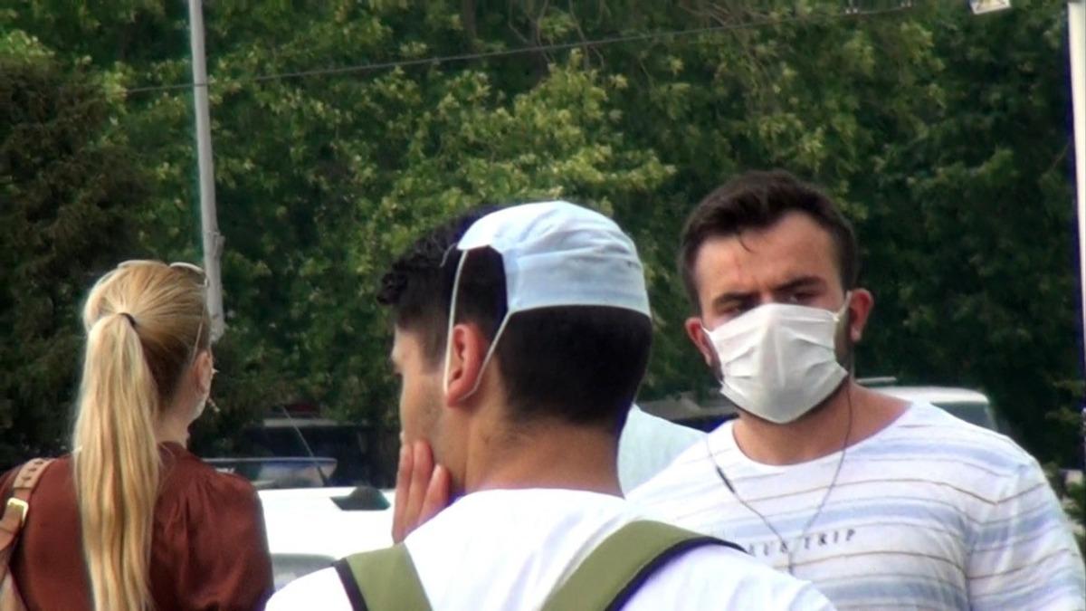 Taksim&rsquo;deki g&ouml;r&uuml;nt&uuml;ler şaşkına &ccedil;evirdi! Kimi maskeyi başına kimi de bileğine taktı