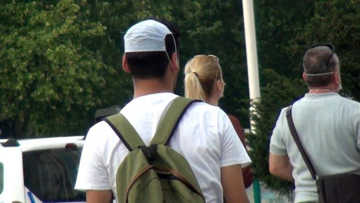Taksim’deki görüntüler şaşkına çevirdi! Kimi maskeyi başına kimi de bileğine taktı G2