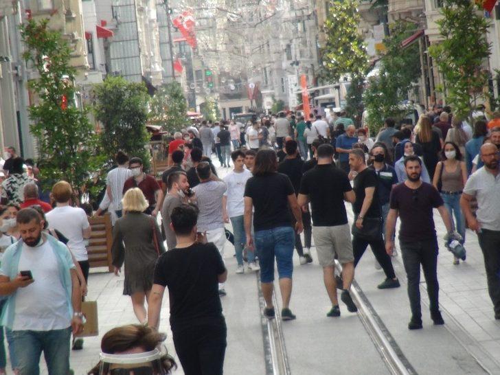 Taksim’deki görüntüler şaşkına çevirdi! Kimi maskeyi başına kimi de bileğine taktı G3