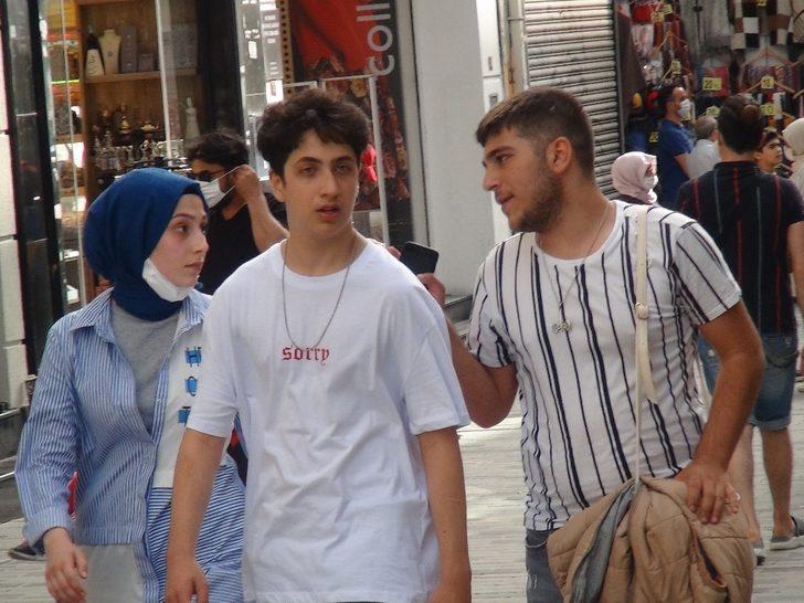 Taksim’deki görüntüler şaşkına çevirdi! Kimi maskeyi başına kimi de bileğine taktı G4