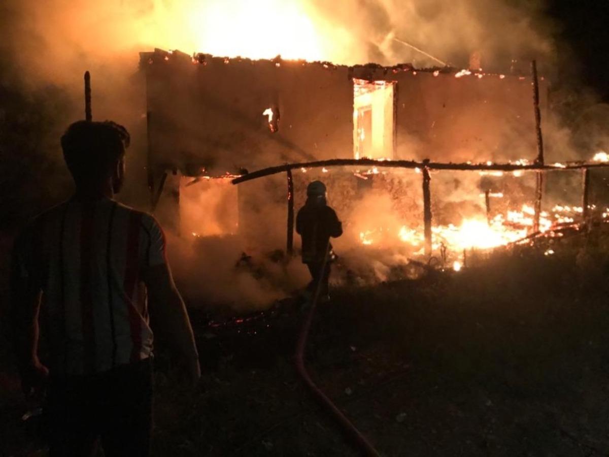 Seydikemer&rsquo;de 2 katlı ahşap evde yangın &ccedil;ıktı