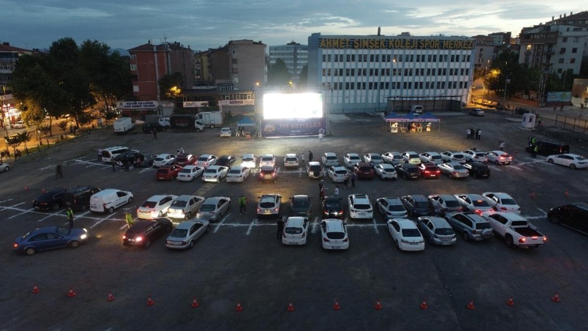 Kartal&rsquo;da sinema keyfi i&ccedil;in y&uuml;zlerce vatandaş bir araya geldi