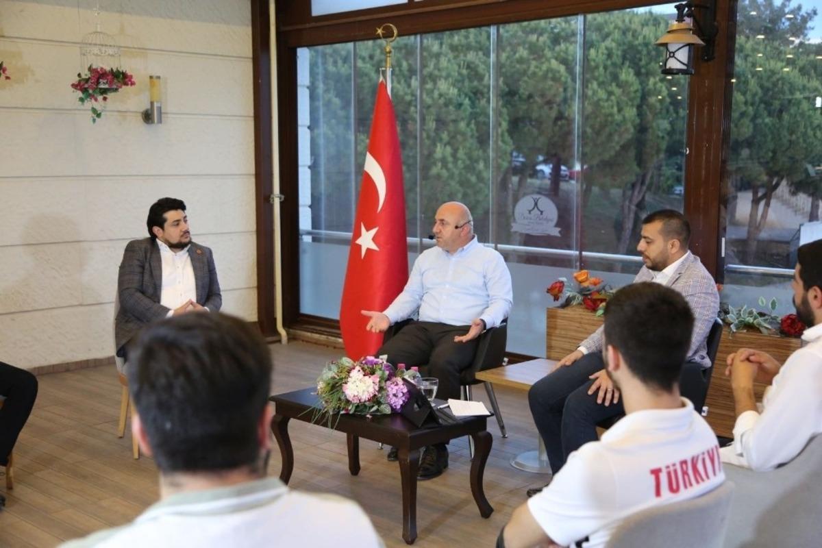 Başkan Bıyık, sosyal medya canlı yayınında gen&ccedil;lerle buluştu