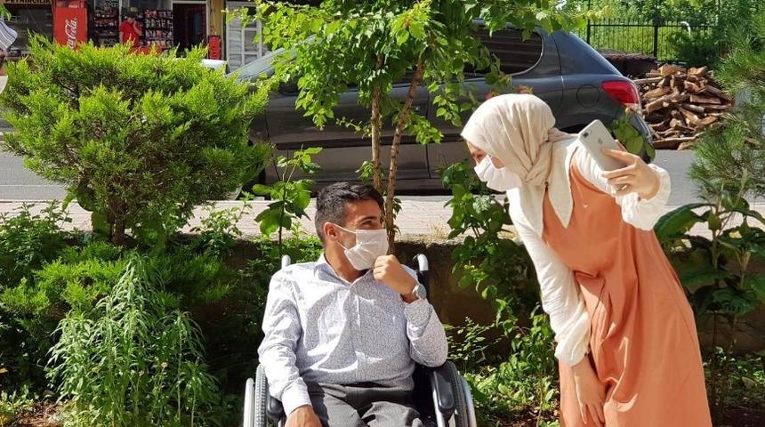 Tekerlekli sandalyeye ihtiyacı olan Hüseyin’in yardımına Merve öğretmen yetişti