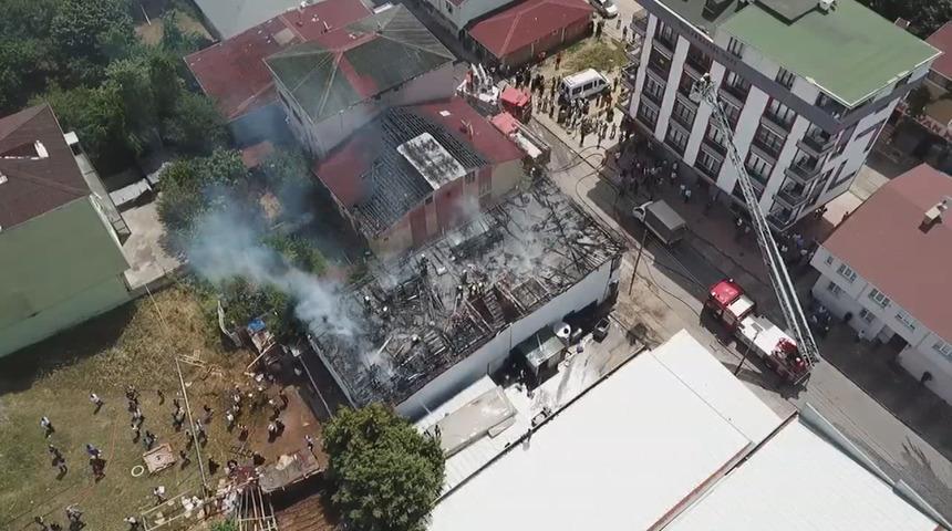 Sultanbeyli'de iki binanın &ccedil;atısı alev alev yandı