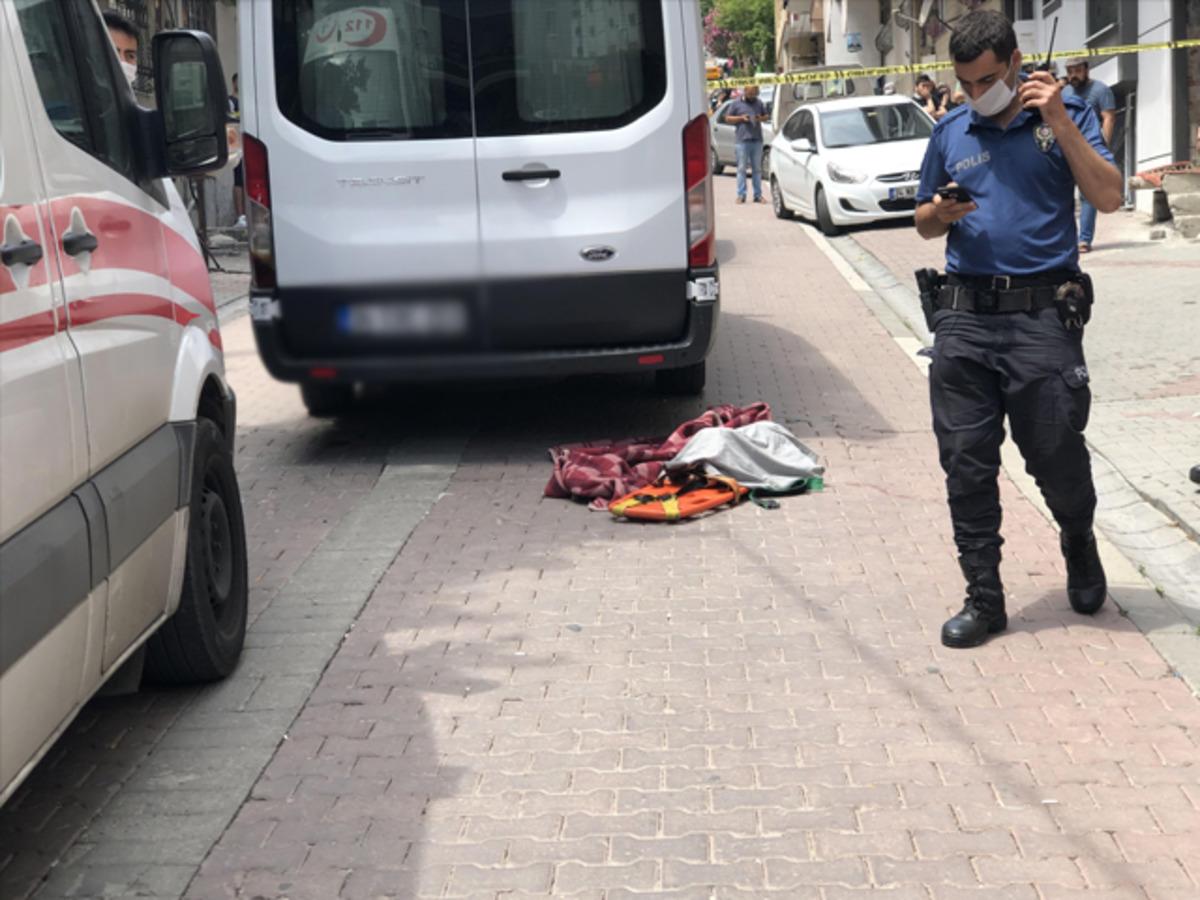 Esenyurt'ta feci olay! 3 yaşındaki &ccedil;ocuk park etmek isteyen minib&uuml;s&uuml;n altında kaldı