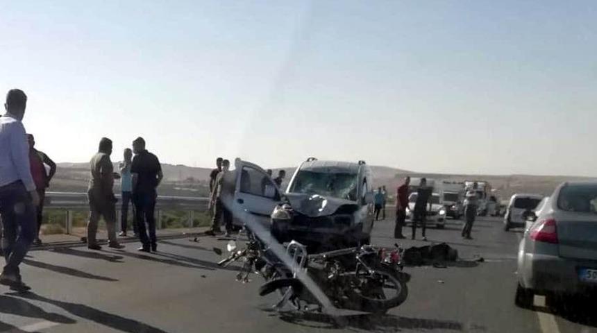 Motosiklet otomobile &ccedil;arptı: 1 yaralı