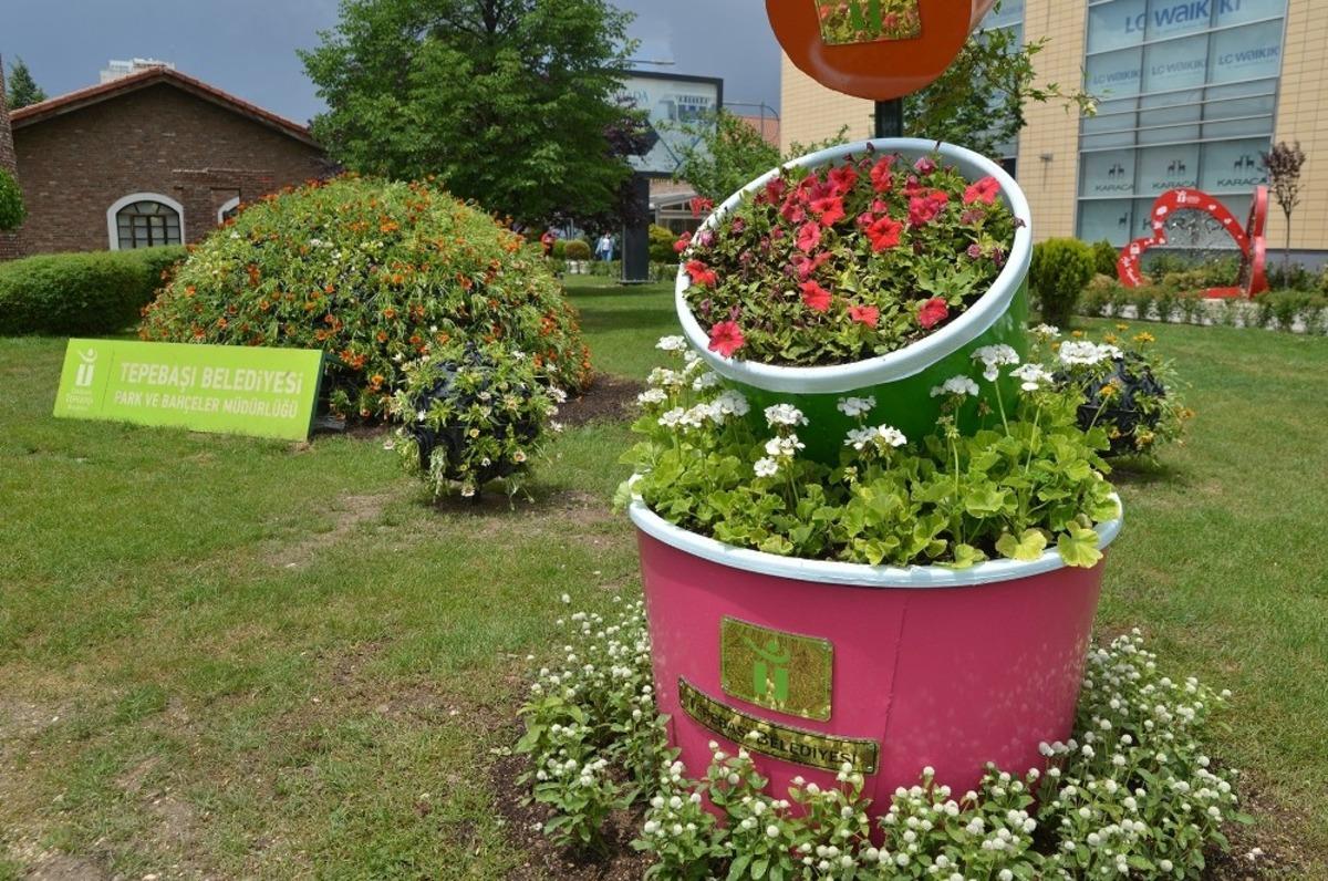 Tepebaşı&rsquo;ndaki yeşil alanlarda &ccedil;i&ccedil;eklendirme &ccedil;alışmaları