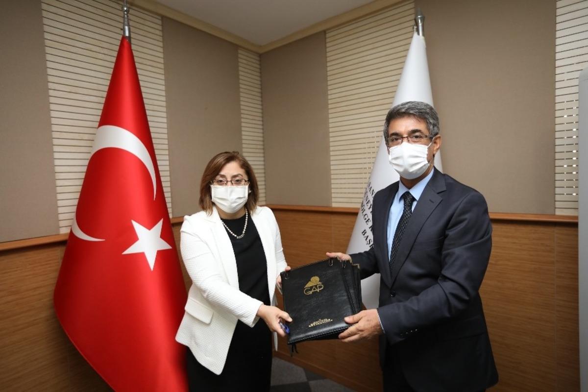 Şahin 3 &ouml;nemli protokol imzaladı