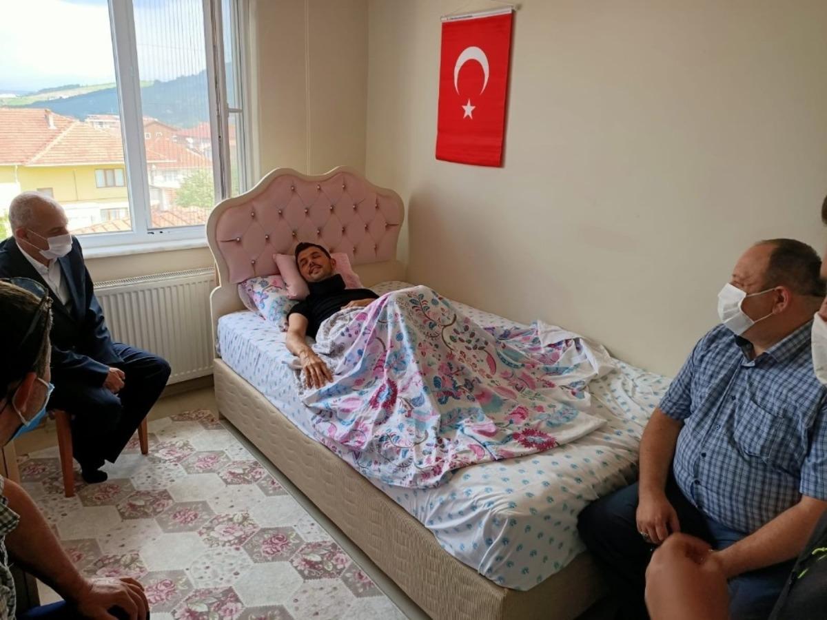 Emniyet M&uuml;d&uuml;r&uuml;&rsquo;nden yaralı askere ge&ccedil;miş olsun ziyareti