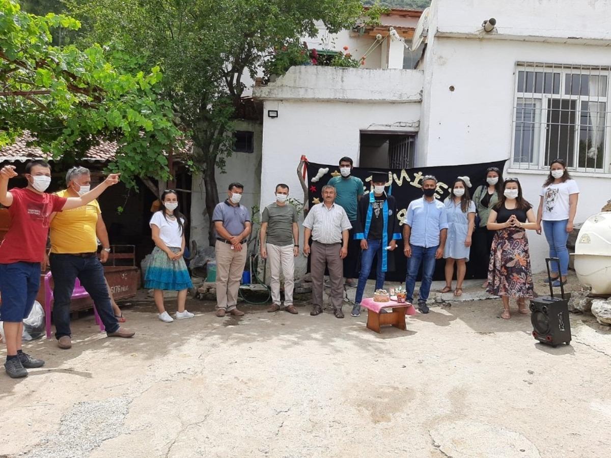 &Ouml;zel &ouml;ğrencilerin mezuniyet sevinci