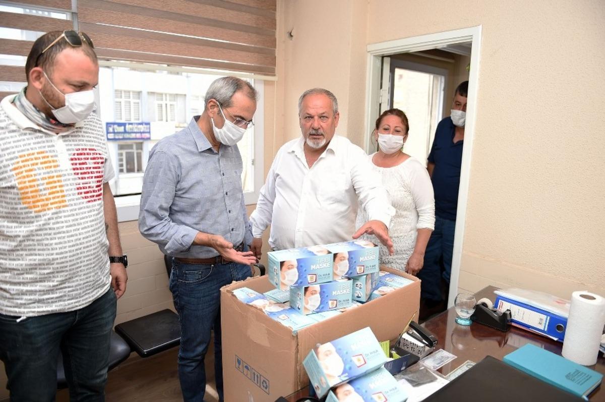 Tarsus&rsquo;ta oda ve derneklere maske desteği s&uuml;r&uuml;yor