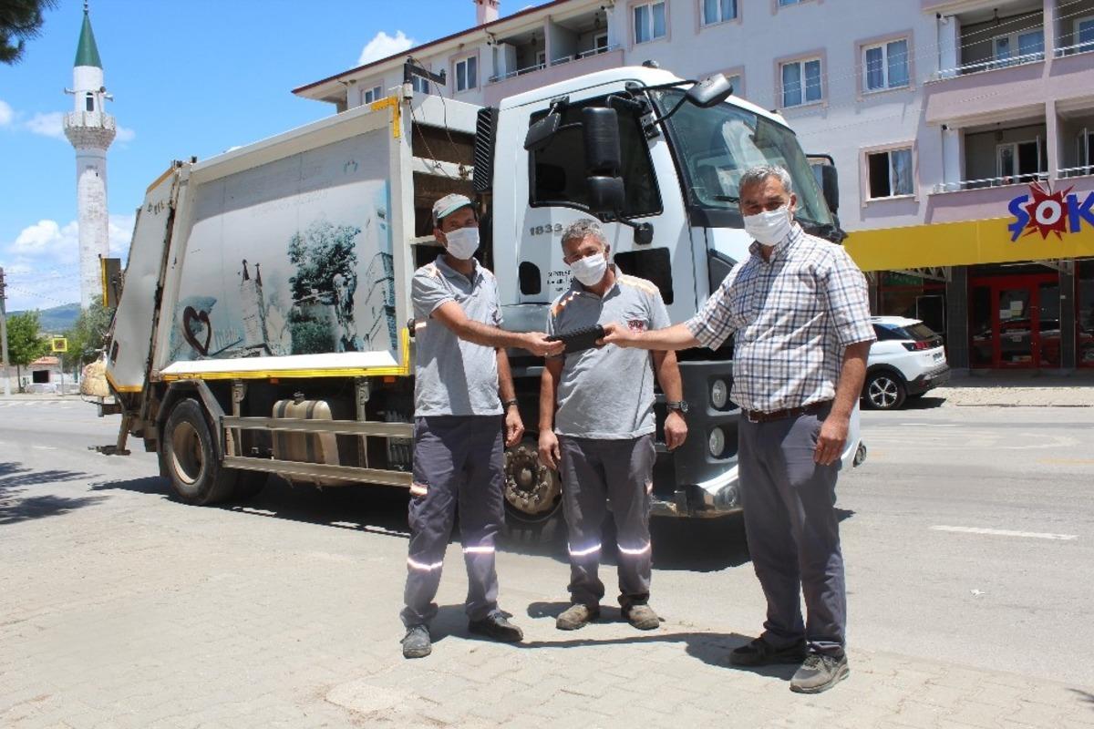 Menteşe Belediyesi temizlik iş&ccedil;ilerinden &ouml;rnek davranış