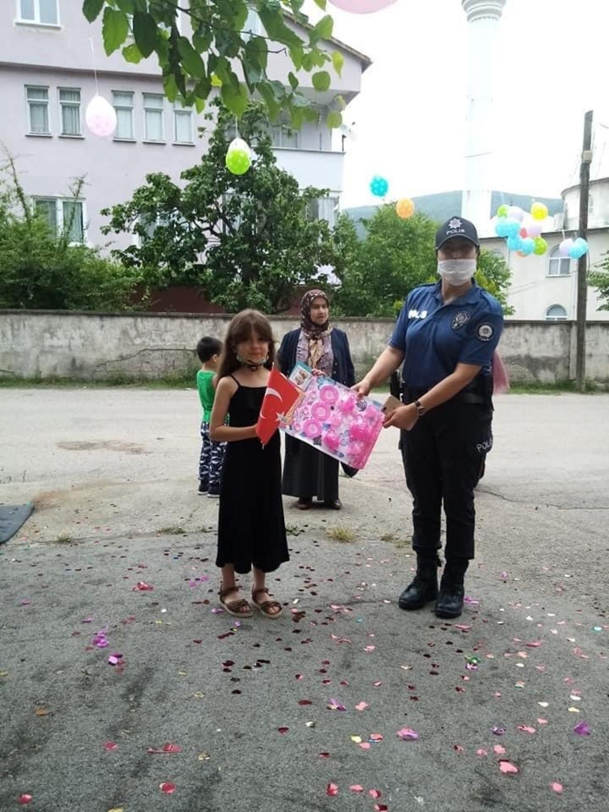 Karab&uuml;kl&uuml; gurbet&ccedil;iler &ccedil;ocukları sevindirdi