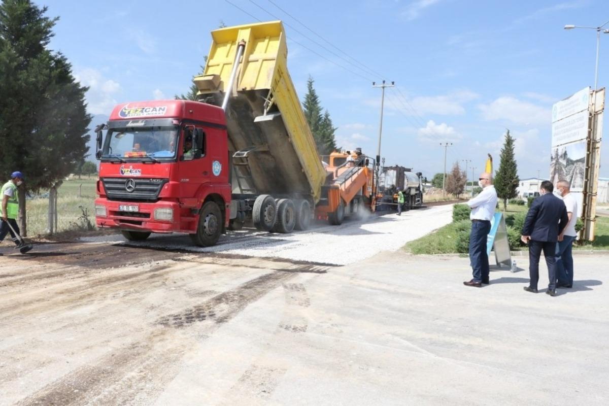 Manisa&rsquo;da asfaltlar yenilik&ccedil;i teknoloji ile seriliyor