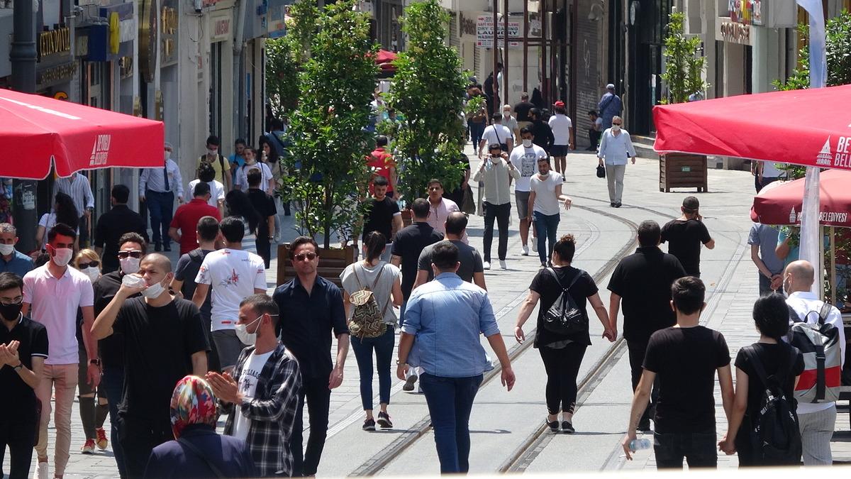 İstiklal Caddesi eskisi gibi! Sosyal mesafe hi&ccedil;e sayıldı, maskeler unutuldu