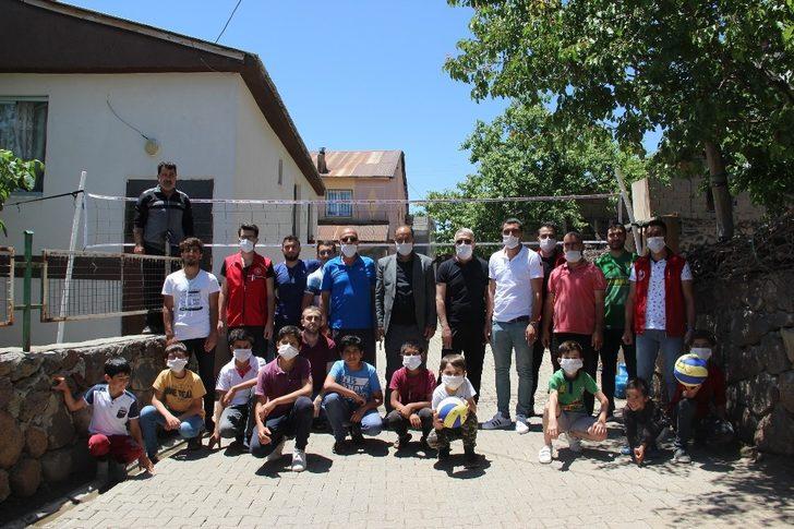 İnşaat ipiyle voleybol oynayan çocuklara jest G2