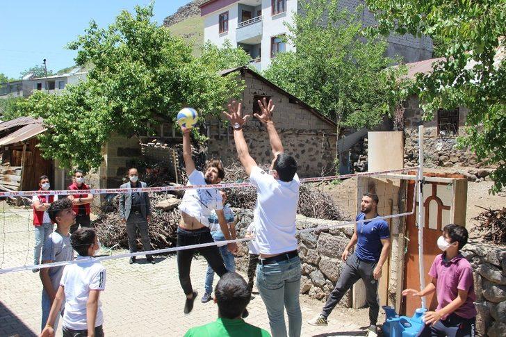İnşaat ipiyle voleybol oynayan çocuklara jest G3