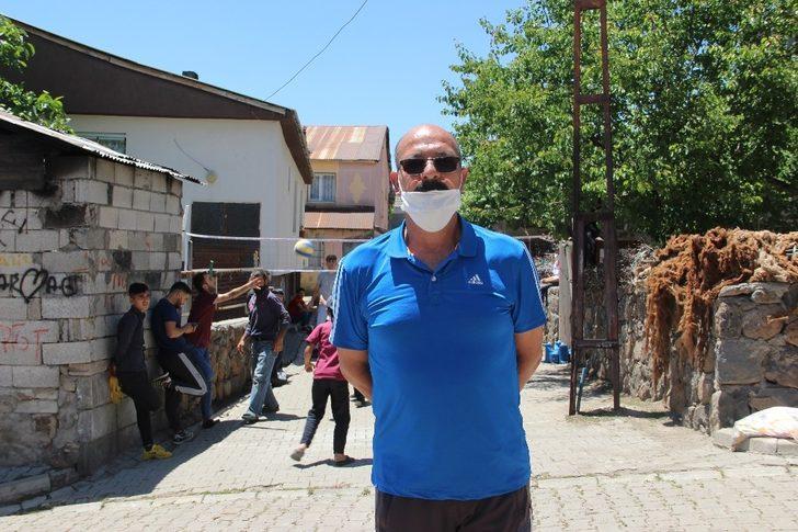 İnşaat ipiyle voleybol oynayan çocuklara jest G4