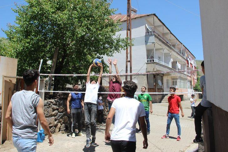 İnşaat ipiyle voleybol oynayan çocuklara jest G5