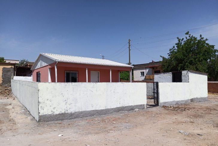 Mehmetçik kimsesiz kadın için ev yaptırdı G1