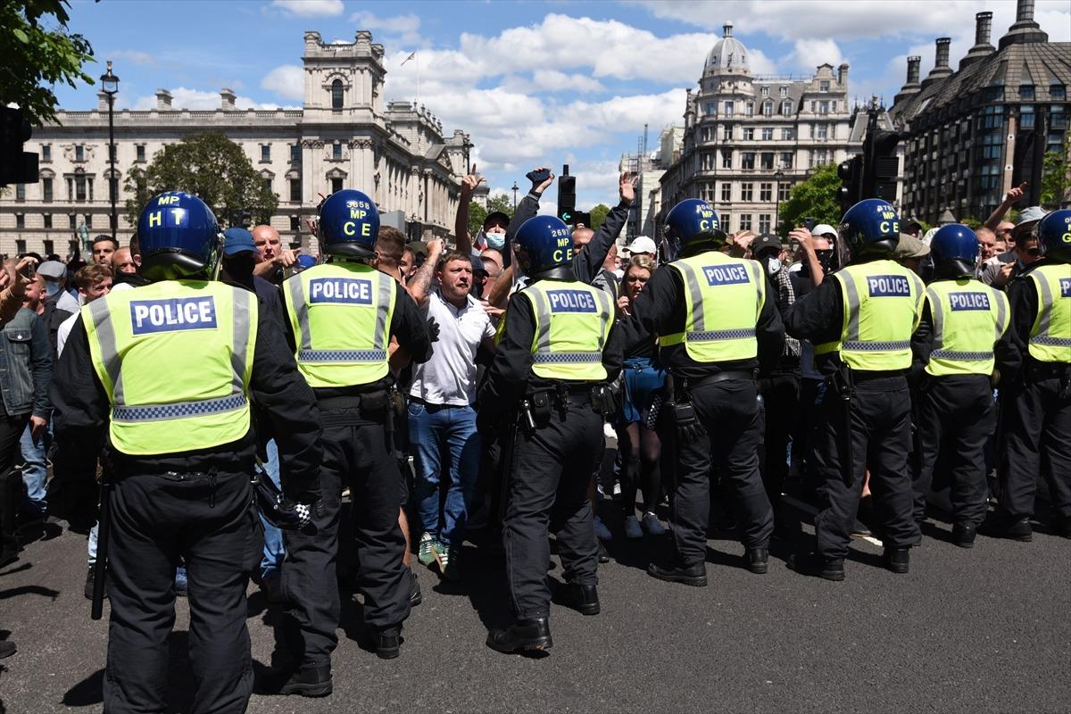 İngiltere'de aşırı sağcılar polise saldırdı! Londra'da g&ouml;stericilere sokağa &ccedil;ıkma yasağı getirildi