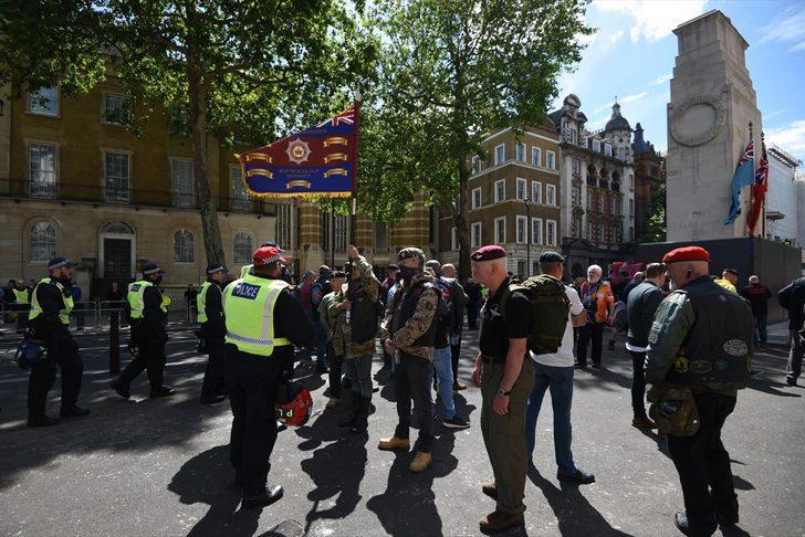 İngiltere'de aşırı sağcılar polise saldırdı! Londra'da göstericilere sokağa çıkma yasağı getirildi G1