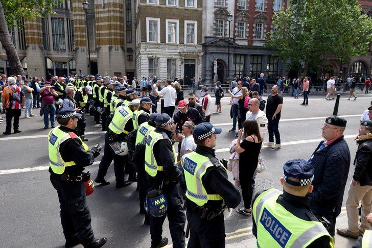 İngiltere'de aşırı sağcılar polise saldırdı! Londra'da göstericilere sokağa çıkma yasağı getirildi G2