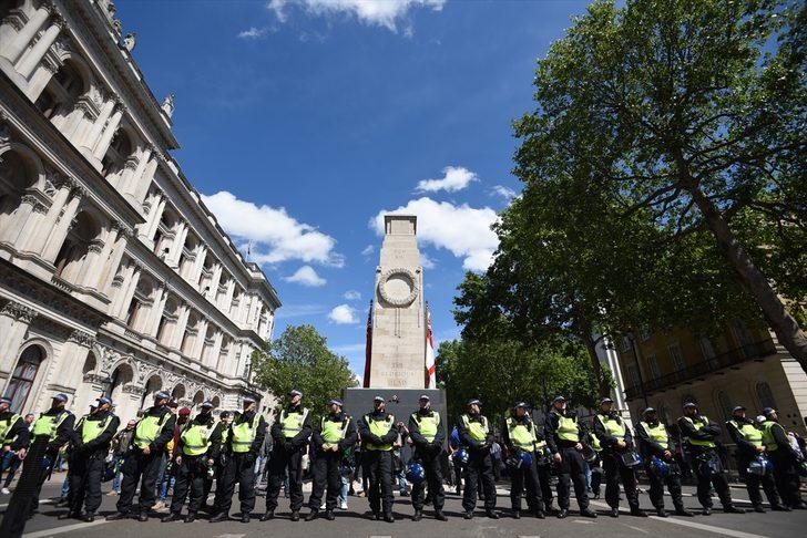 İngiltere'de aşırı sağcılar polise saldırdı! Londra'da göstericilere sokağa çıkma yasağı getirildi G3